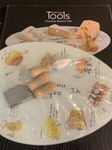 פלטה מעוצבת ומעוטרת להגשת גבינות עם 3 סכיני חיתוך ומריחה.
חדש באריזה - לא היה בשימוש כלל.