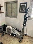 מכשיר כושר אליפטיקל Vo2 Royal 330

אליפטיקל מעולה, גלגל 20 ק״ג, אורך צעד 38 ס״מ, נוח ומאוד מאוד שקט. במצב כמו חדש.

מערכת בלימה חשמלית מגנטית לפעולה שקטה ואיכותית
שילדה חזקה מאסיבית וכבדה
גימור ברמה גבוהה
גלגל תנופה כבד במשקל 20 ק''ג 
מסך Lcd המציג זמן, מרחק, דופק, סל''ד, שריפת קלוריות, אחוזי שומן מהירות
שינוי התנגדות דיגיטלי
בלימת התנגדות חשמלית מגנטית
טווח התנגדות 16 רמות קושי
חיישנים איכותיים למדידת דופק ואחוזי שומן מובנים בידיות
מדרסים מתכווננים
14 תוכניות אימון מגוונות
3 תוכניות דופק
כיוון תנועה קדמית ואחורית
אורך תנועה 38 ס''מ
2 גלגלים לניוד קל פרקטי של האליפטיקל
מידות: אורך 150 ס״מ | רוחב: 78 ס״מ | גובה: 163 ס״מ